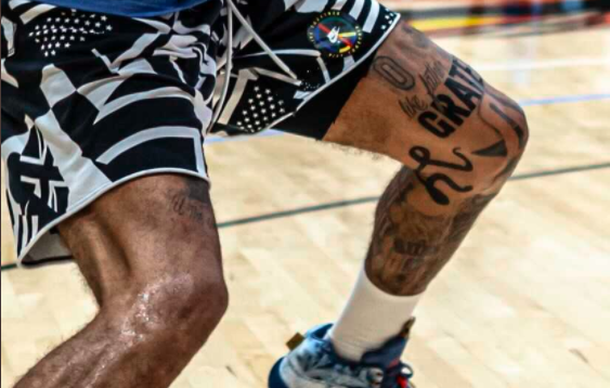 塔图姆用独特24号曼巴蛇纹身纪念已故科比