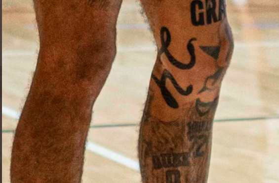 塔图姆用独特24号曼巴蛇纹身纪念已故科比