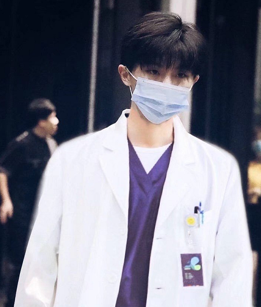 高颜值医生摘口罩神似马嘉祺气质真假难辨难道小马哥在拍戏