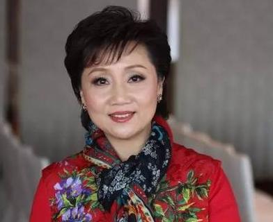 那还是在1986年的春晚上,来自香港的歌手张德兰,登台演唱了《春光美》