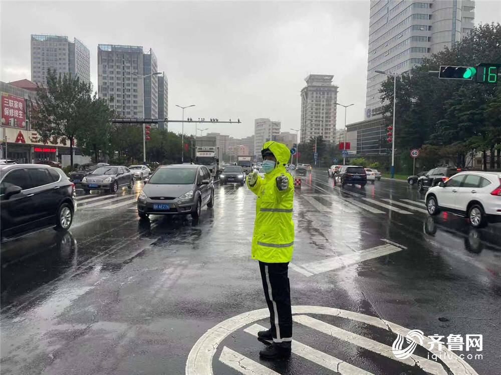 组图丨不惧风雨!威海交警雨中执勤 确保雨天道路交通安全畅通