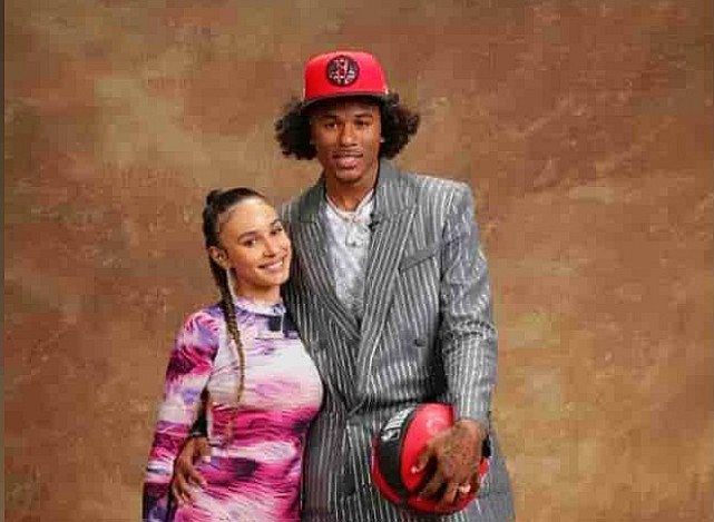 无论是突破还是三分,都非常犀利,这一点他比状元坎宁安更厉害,但