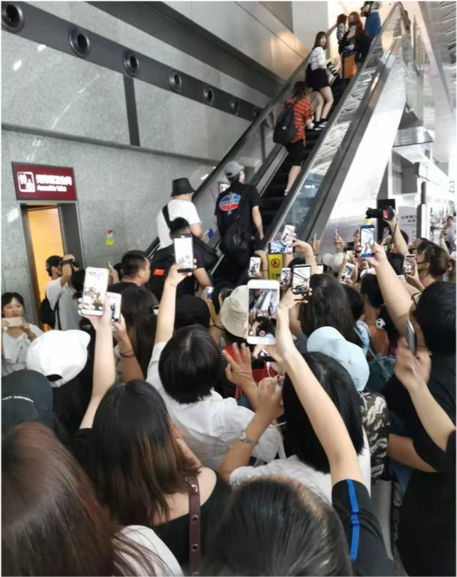 明星现身机场粉丝接机阵势大,拍摄者:都是花钱雇来的,国家要打击