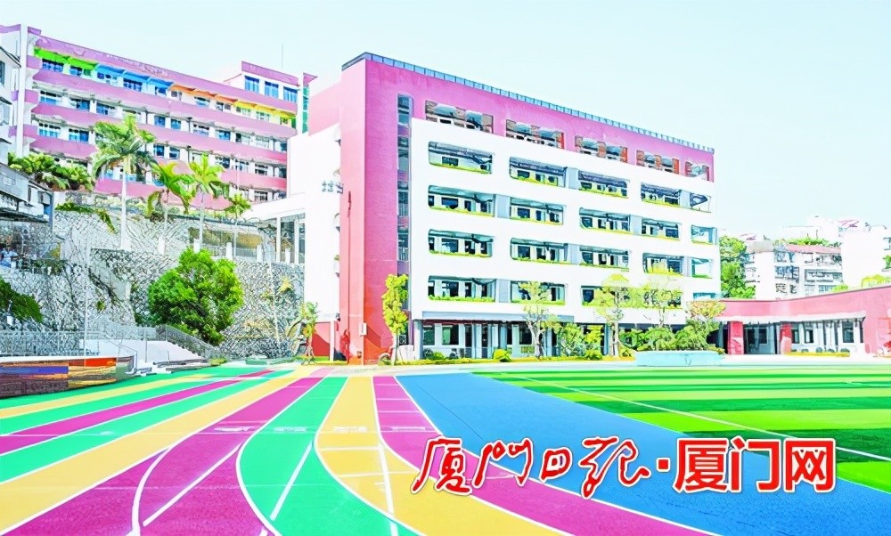 演武小学新校区的彩虹跑道.