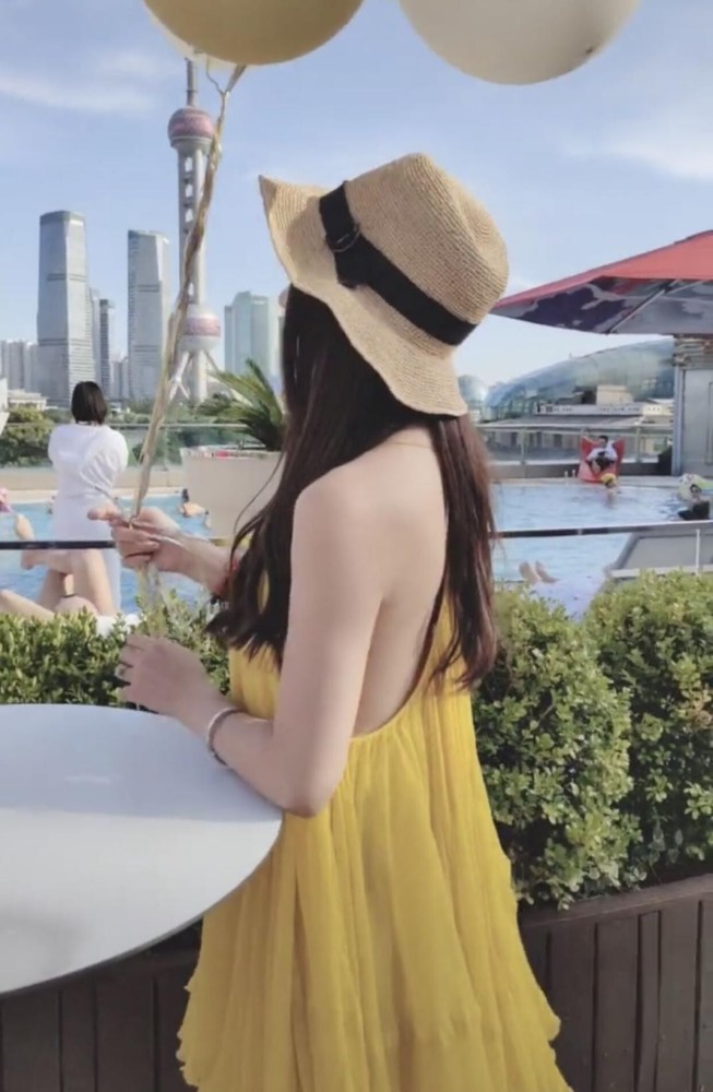 温碧霞穿着超大胆55岁大露白皙美背之前还送性感写真给粉丝