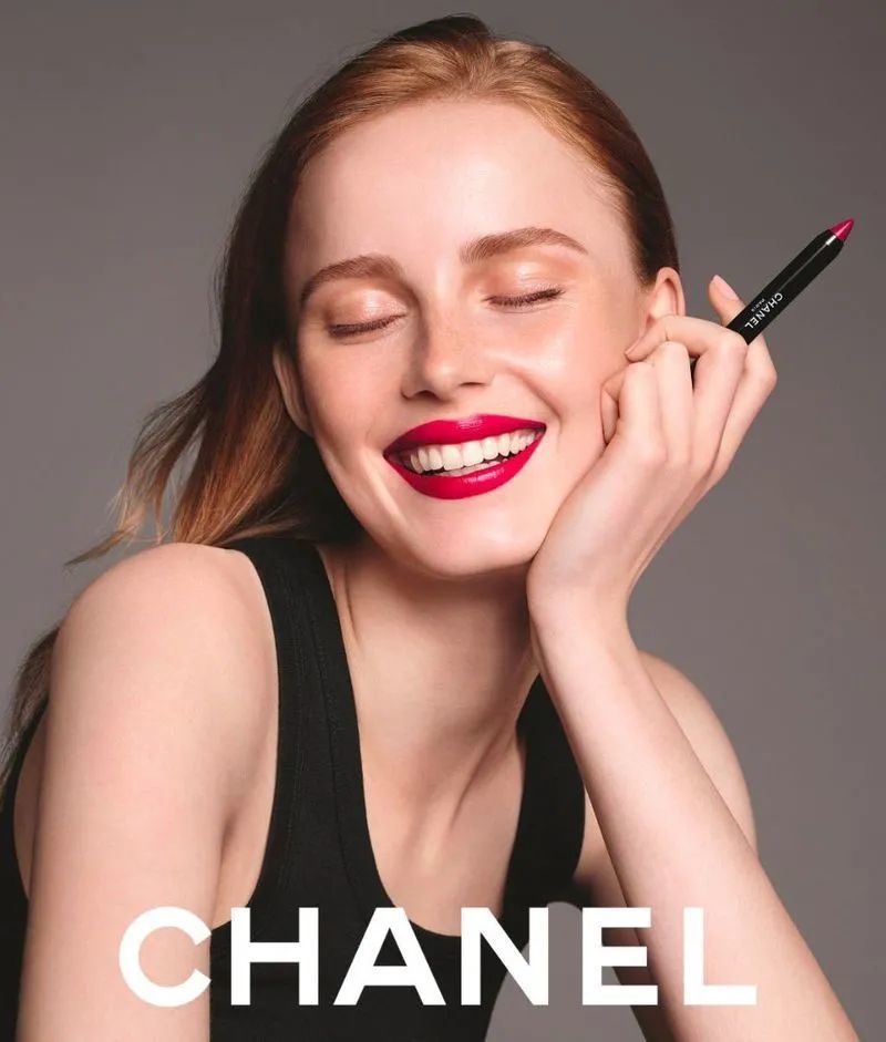 大秀上还与vittoria ceretti同台,这是chanel秀场罕见的双人开场,也毫