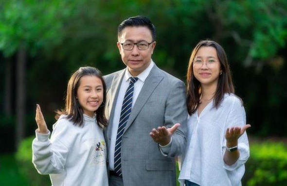 李阳女儿还原家暴过程,遭父亲掐脖打骂,面部伤口明显鲜血溢出