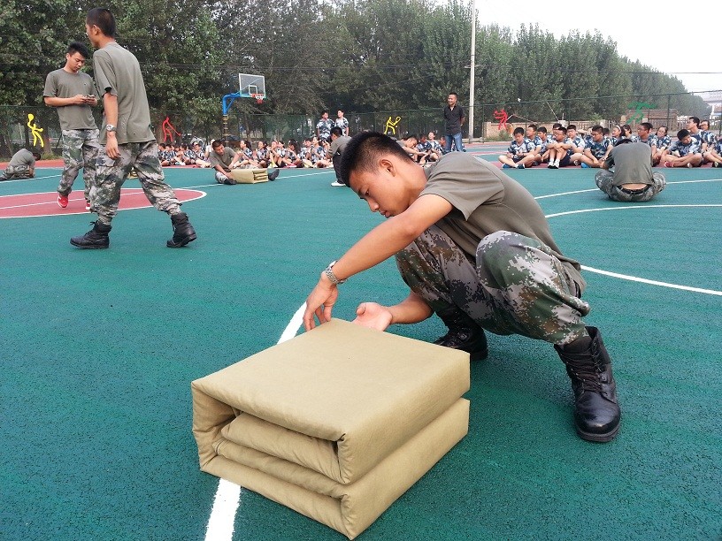 中国留学生被遣返:美国在怕什么?军训叠被子,齐步走有意义吗?