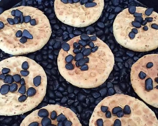 小石子热起来了石头饼是山西翼城人特别喜爱的食物做石头饼时使用的