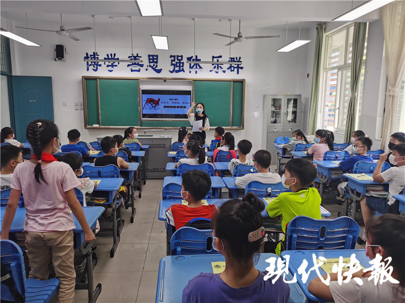 常州市花园小学开学报到变游戏闯关1300余名学生半小时全部入校