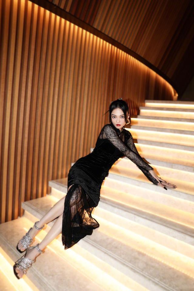 张韶涵瘦成了"皮包骨",穿旗袍裙虽有骨感美,但看着让人心疼