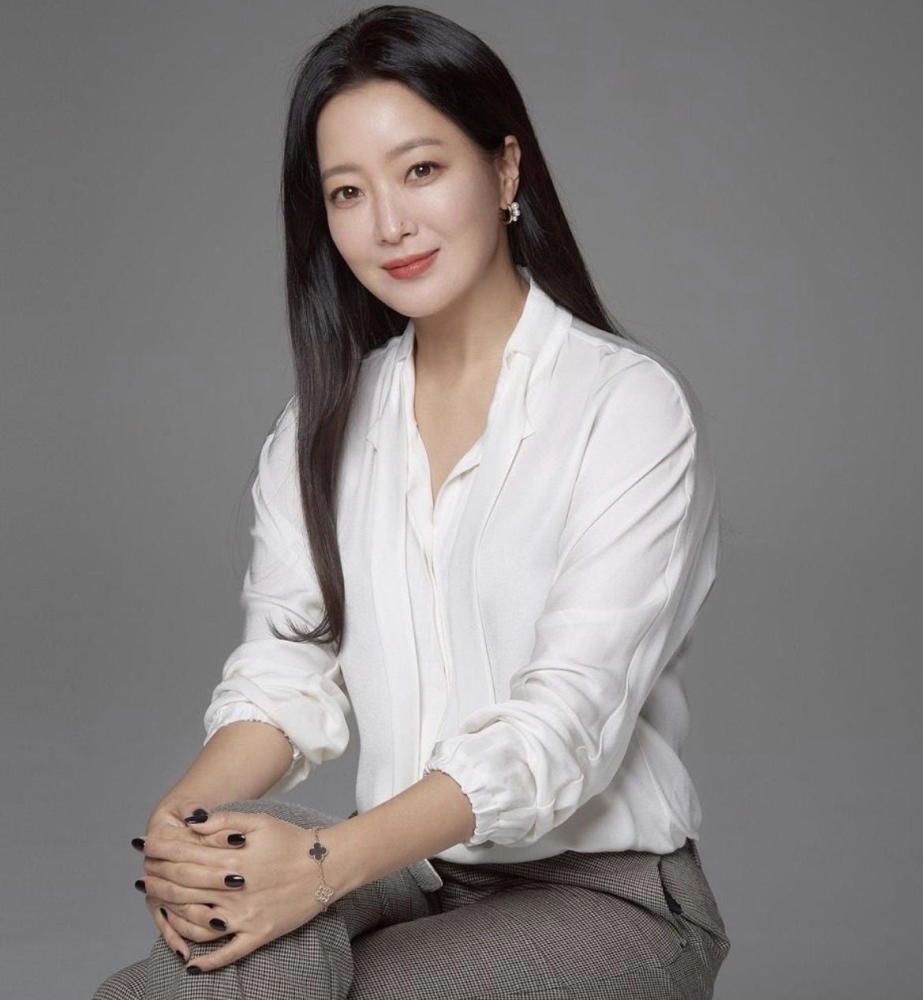 又被金喜善惊艳到了黑色上衣配高腰阔腿裤干练利落气质高级