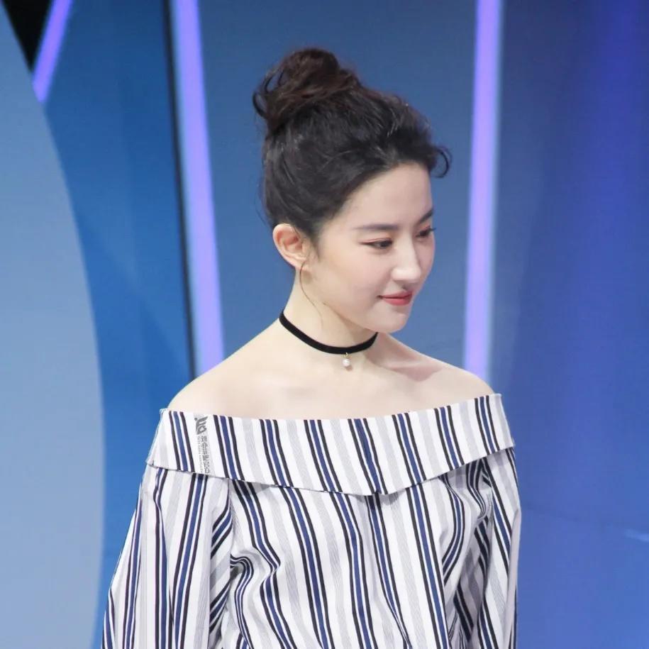 刘亦菲的颜值绝了一字肩上衣配牛仔裤温柔利落溜肩照样美