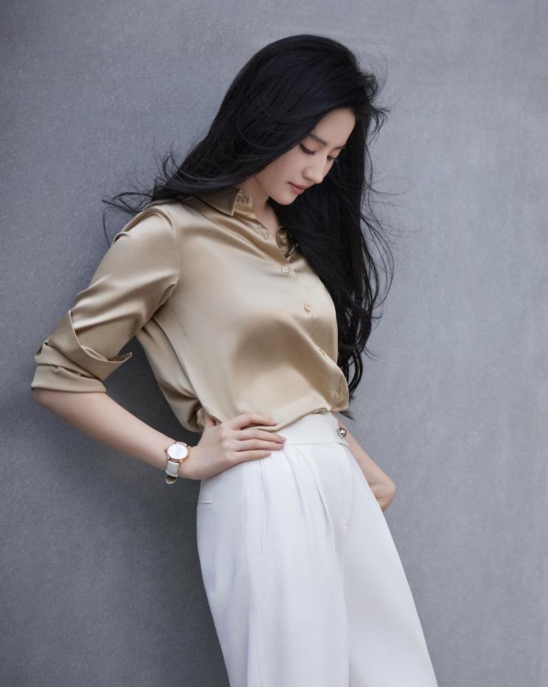 刘亦菲的颜值绝了一字肩上衣配牛仔裤温柔利落溜肩照样美