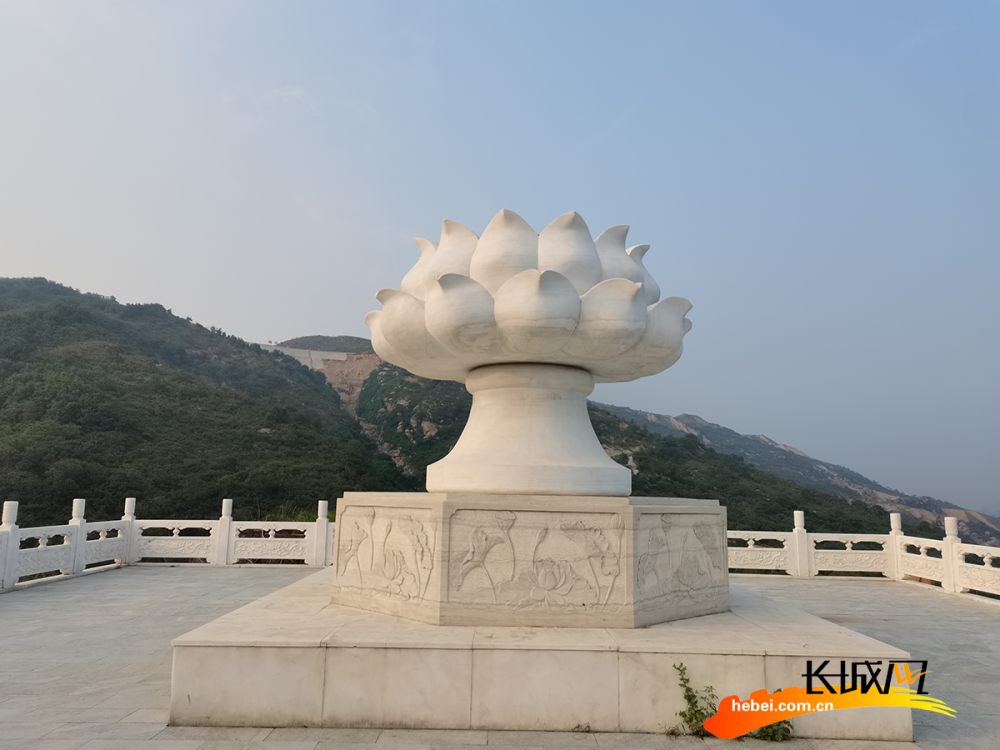 石家莊民族風情園景區,連山絕壁綠水輕舟,一年四季花海飄香,古樹奇石