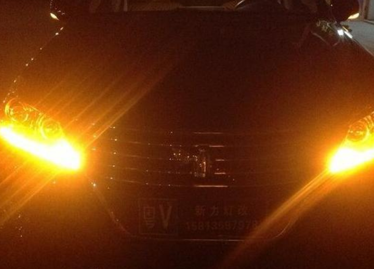 交警提醒:开车注意双闪灯"新规定",做错扣3分,罚款200元