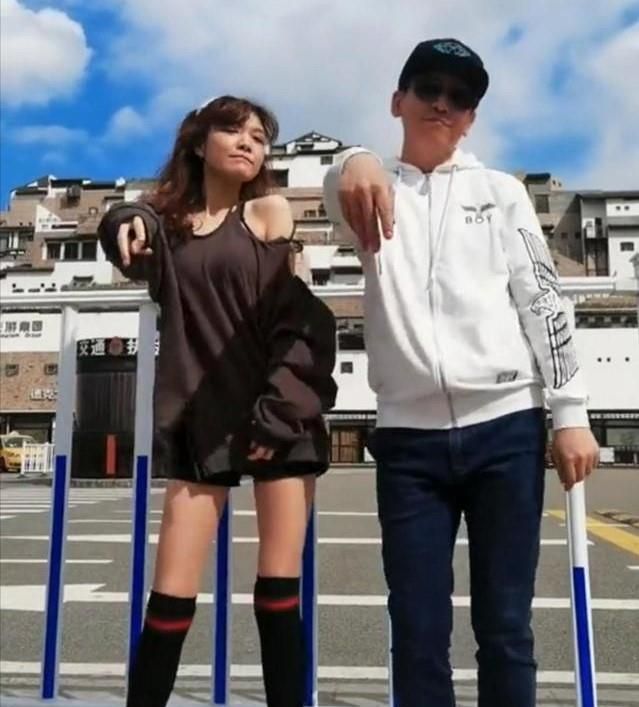 在剧组里,苏秋妍认识了她的"叔叔"康祈祖饰演者徐若琪,因为两个人都是