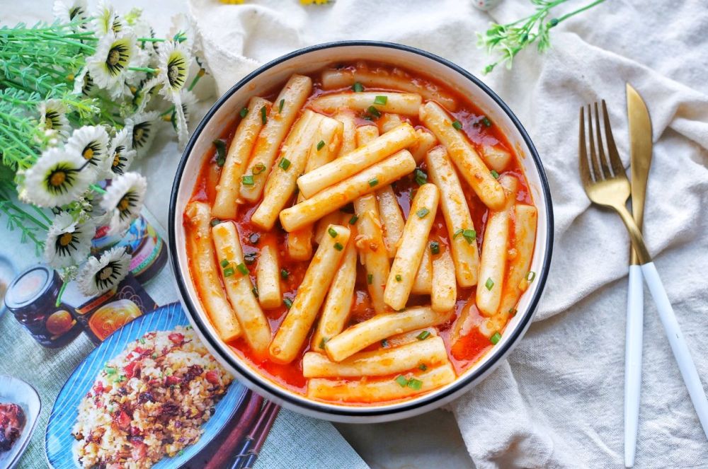 比较特别的是,韩国年糕不用油炒,而是利用水煮方式,让年糕饱吸酱料