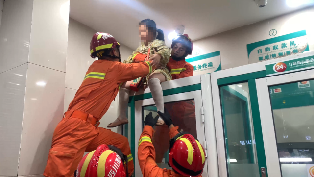 小女孩被困取款机保护舱,消防员托举救出她!
