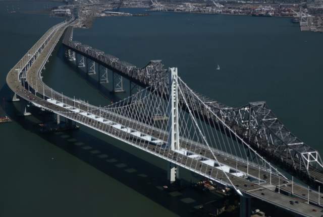 图为美国海湾大桥