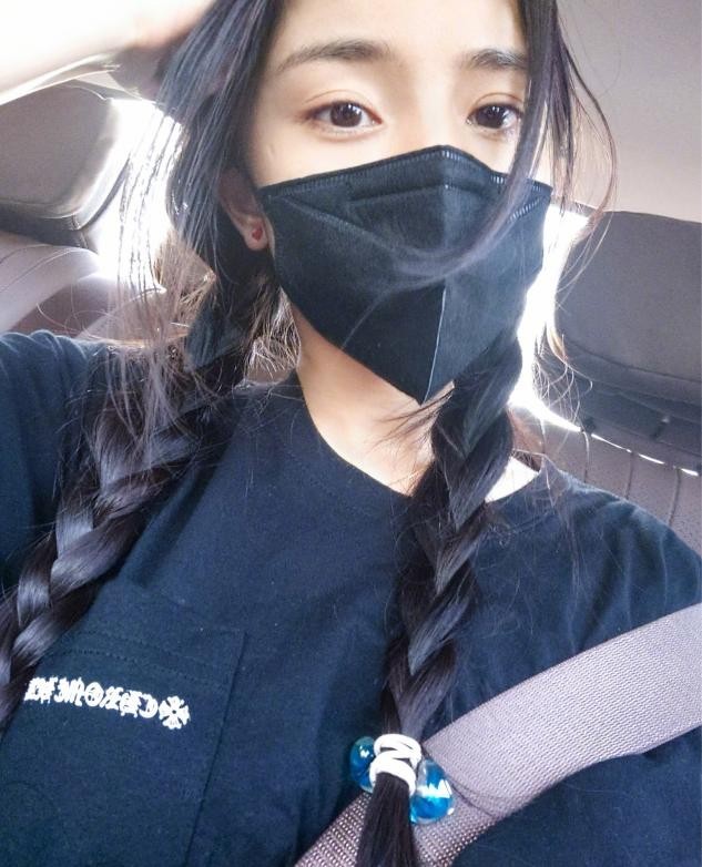 杨幂挑染绿发个性十足,玩下衣失踪秀美腿,持念佛计数器成亮点