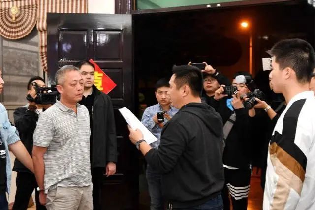 80年代昌江县的建委建安组的组长,他的几个儿子黄鸿发,黄鸿金,黄鸿明