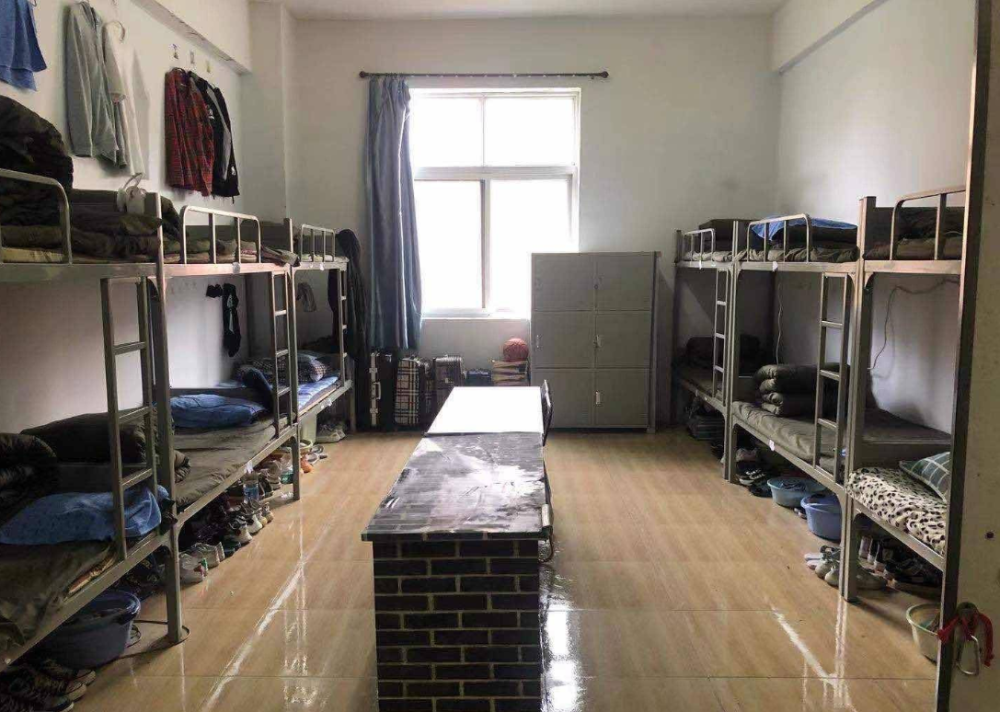 大学宿舍环境有多"离谱",上至入住景观房,下至十几人屈居一屋