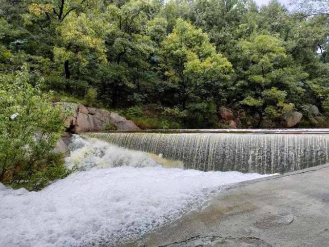 秋雨中的长清卧龙峪景区