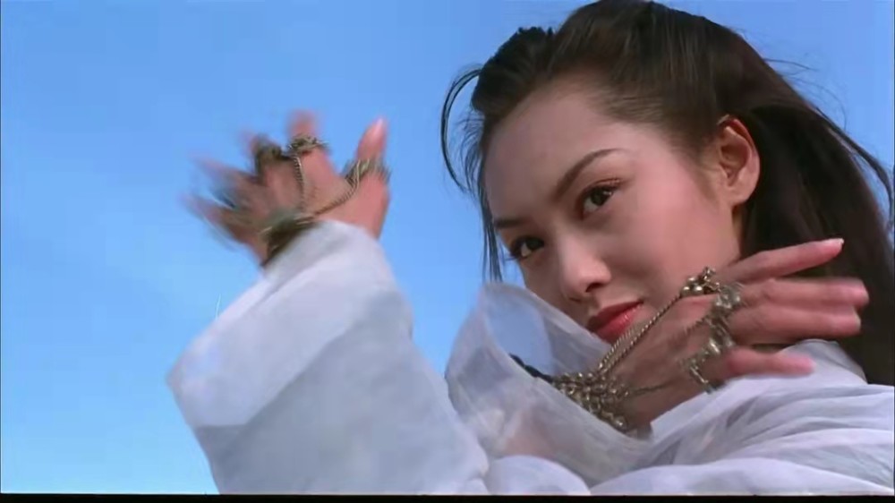 50岁朱茵冻龄了,扎丸子头穿短裙大秀美腿,网友:紫霞仙子不会老