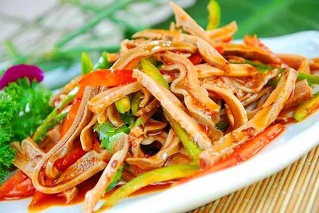 锅里放油,小炒肚丝4.加入酱油5.放入尖椒,盐6.待盐融化,辣椒炒软即可