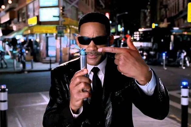 在电影《黑衣人》中,威尔·史密斯扮演的纽约普通警察爱德华兹,在成为