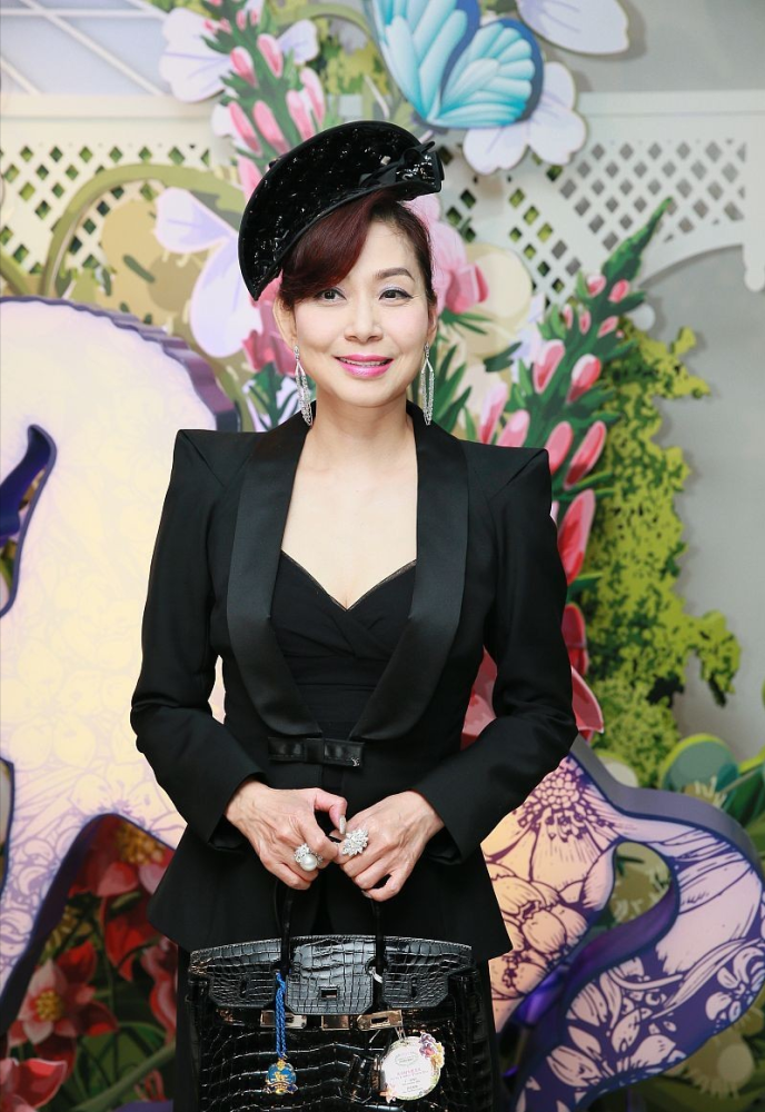 吕良伟前妻快60了,可气质还这么"顶",穿西装秀饱满身材挺高明