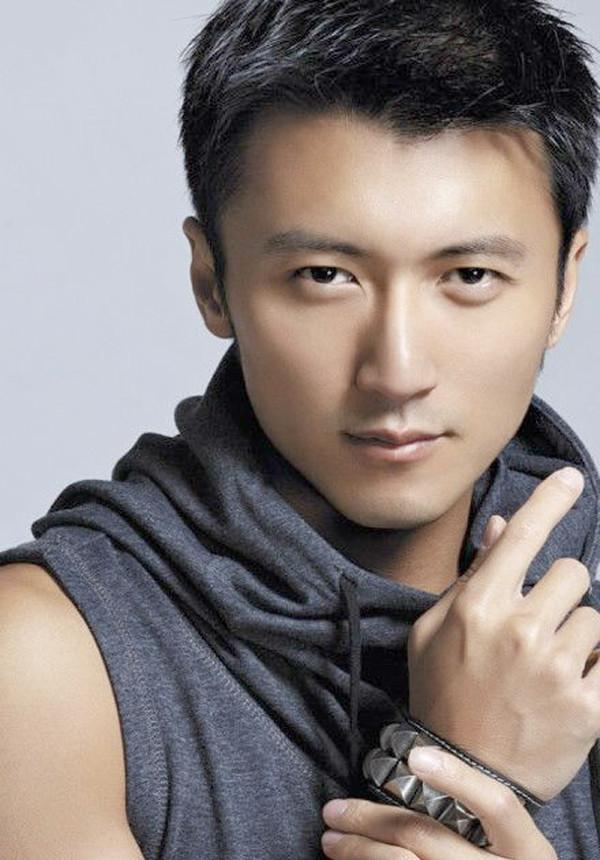 1999年,刚满19岁的谢霆锋,被一个大他十几岁的富婆瞄上了