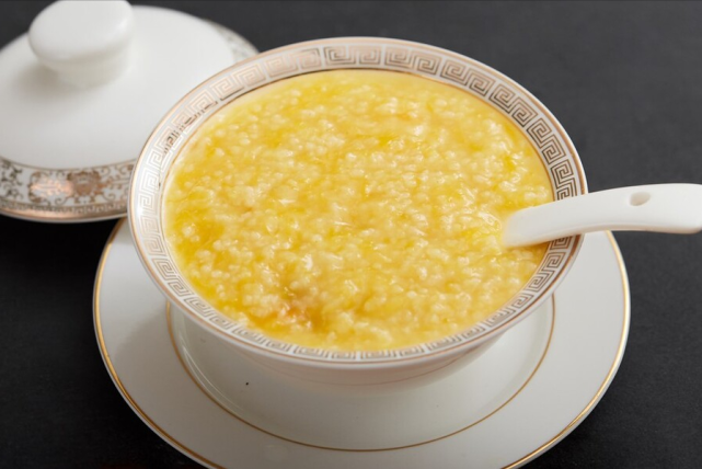 自从入秋之后,我就喜欢给全家人熬小米粥喝,每天来一碗,又香又浓超好