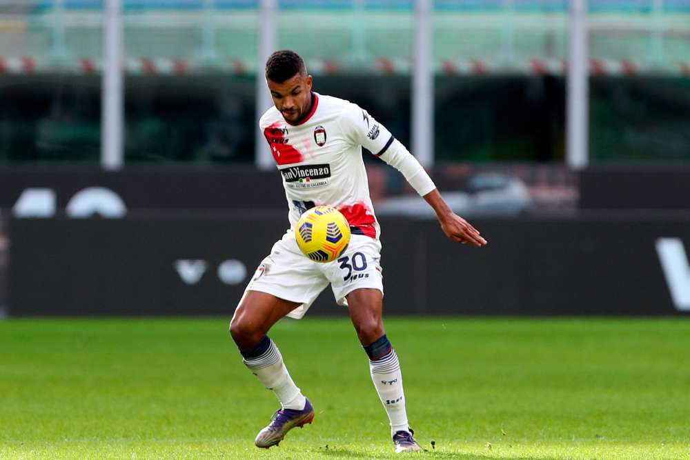 即将加盟红黑军团 克罗托内攻击手梅西亚斯已抵达米兰城接受体检