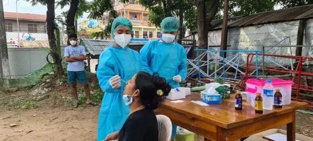 缅甸妙瓦底区疫情防控委员会免费为民众进行核酸检测