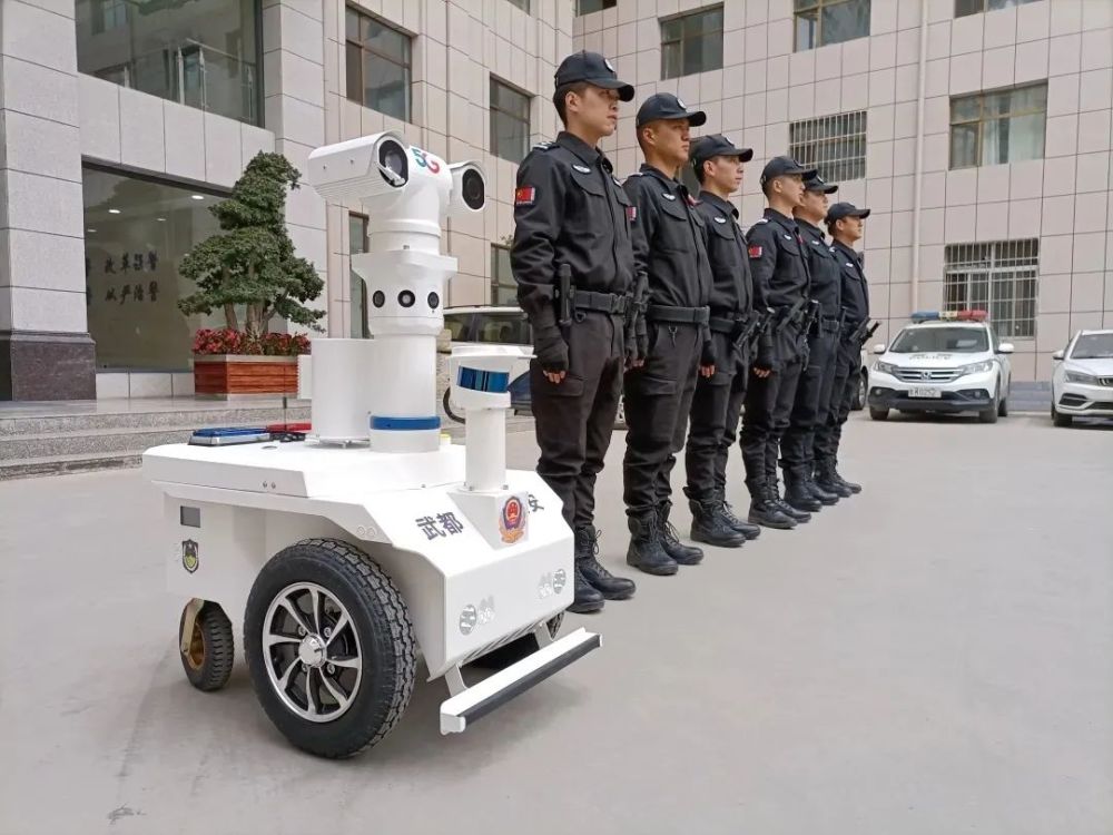 高新兴巡逻机器人现身脱口秀大会