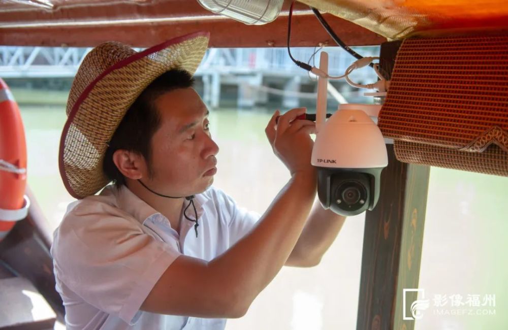 a 今日人物 ▲刘锴为游船监控探头安装配件   张旭阳/摄 来自内河旅游