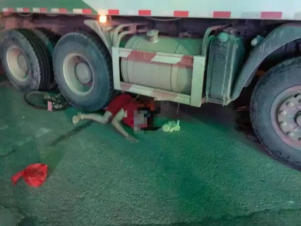 可怕东莞一女子被卷入泥头车底这几个死亡盲区一定要认准