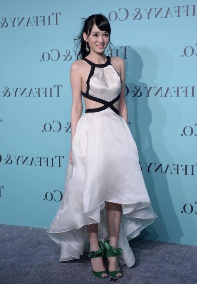 陈乔恩穿露背连衣裙亮相,大胆展示完美身材,42岁的人活得像少女
