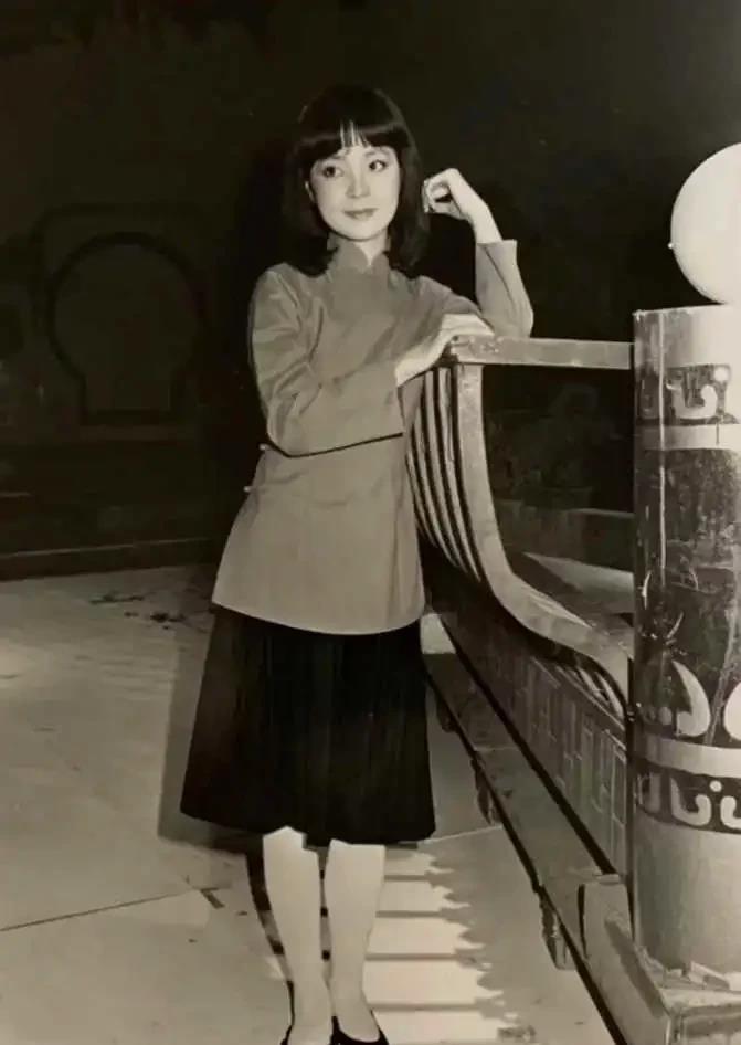 看看穿着民国学生装和戏服素颜的邓丽君,重温一下邓丽君的风采,您喜欢