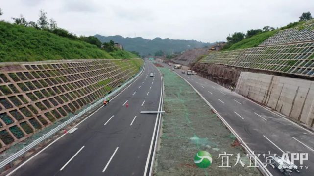 因叙州区赵场街道薛家社区突发山体滑坡地质灾害,影响到在建的宜庆路