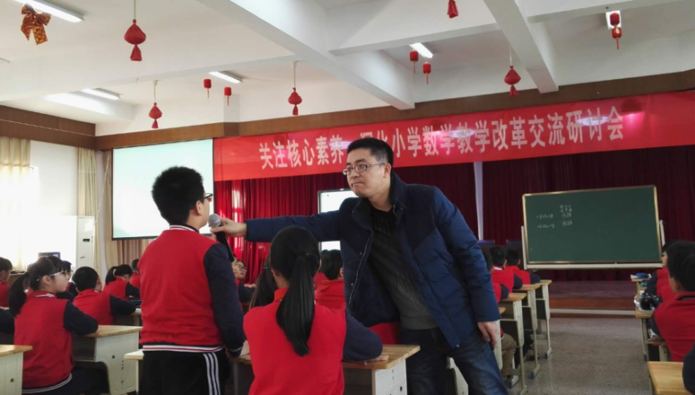 刘正松老师上课朱婧玮是入职金陵中学实验小学三年的90后教师,刚进