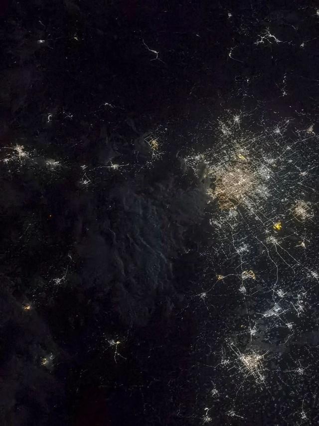 聂海胜太空拍下北京夜景！有一处特别亮，网友脑洞大开