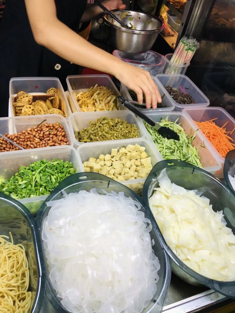 填饱肚子的同时看似简单粗暴的小摊【凉皮凉面】吃货的灵魂总能找到归