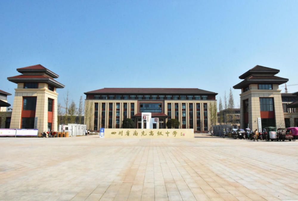 600多名新生入校南充高中第四个校区今天开学