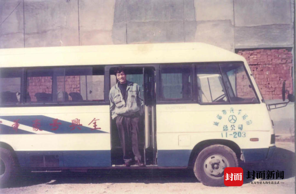 90年代末的中巴车如今的集装箱运输如今的机械化搬运装卸50年代人力