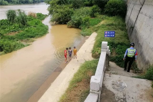 遂川多名小孩私自下河玩水,游泳