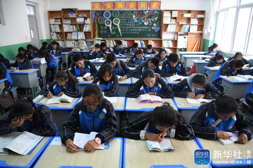 碌曲县藏族中学的高三学生在教室里看书(8月30日摄).