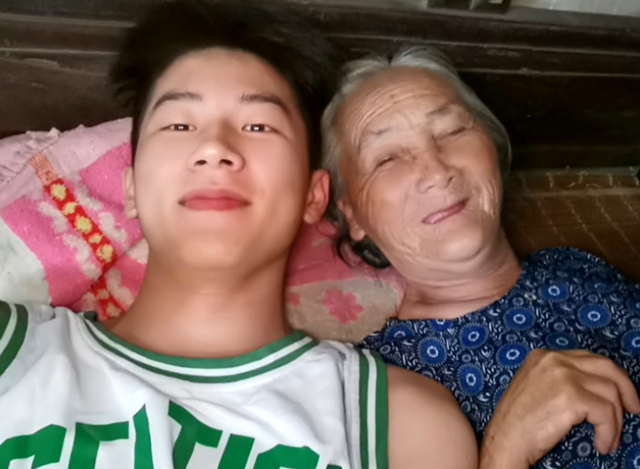 95后男生为了爷爷奶奶当"乡村教师",了解原因后方知他有多温暖